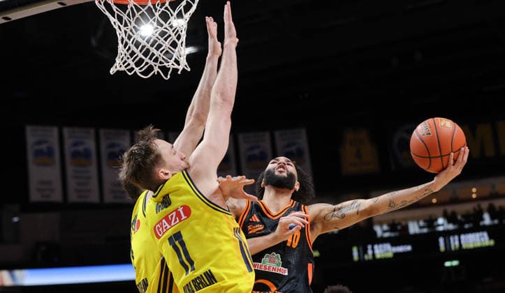 Moses Wood, Tevin Brown on the ball duel Game scene Action Sport Basketball BBL Bundesliga Men 19 Matchday Season 2025 2026 08 02 2026 ALBA Berlin vs SC Rasta Vechta