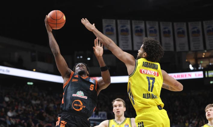 TJ Bamba on the ball, Norris Agbakoko duel Game scene Action Sport Basketball BBL Bundesliga Men 19 Matchday Season 2025 2026 08 02 2026 ALBA Berlin vs SC Rasta Vechta
