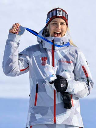 OLYMPICS - Winter Olympic Games, Olympische Spiele, Olympia, OS Milano Cortina 2026 LIVIGNO,ITALY,08.FEB.26 - OLYMPICS, SNOWBOARD - Winter Olympic Games Milano Cortina 2026, Parallel Giant Slalom, final, women, men. Image shows the rejoicing of Sabine Payer (AUT). keywords: medal, award ceremony.  GEPAxpictures xWolfgangxGrebien