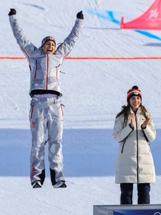OLYMPICS - Winter Olympic Games, Olympische Spiele, Olympia, OS Milano Cortina 2026 LIVIGNO,ITALY,08.FEB.26 - OLYMPICS, SNOWBOARD - Winter Olympic Games Milano Cortina 2026, Parallel Giant Slalom, final, women, men. Image shows the rejoicing of Sabine Payer (AUT). keywords: award ceremony.  GEPAxpictures xWolfgangxGrebien