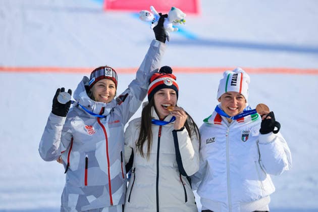 OLYMPICS - Winter Olympic Games, Olympische Spiele, Olympia, OS Milano Cortina 2026 LIVIGNO,ITALY,08.FEB.26 - OLYMPICS, SNOWBOARD - Winter Olympic Games Milano Cortina 2026, Parallel Giant Slalom, final, women, men. Image shows the rejoicing of Sabine Payer (AUT), Zuzana Maderova (CZE) and Lucia Dalmasso (ITA). keywords: medal, award ceremony.  GEPAxpictures xWolfgangxGrebien