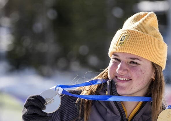 Foto IPP Gio Auletta Pentaphoto Cortina d’Ampezzo 08 02 2026 Olimpiadi Invernali Olimpiade Giochi Olimpici Milano-Cortina 2026 Discesa Libera Femminile nella foto Emma Aicher seconda classificata con la medaglia d argento al collo italy ITALY  Copyright: xR4924_italyphotopressx