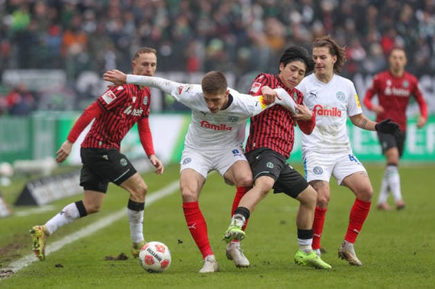08 02 2026, xtgx, Soccer 2 Bundesliga, Hannover 96 Holstein Kiel emspor, v l Marko Ivezic Kiel, 6 , Daisuke Yokota Hannover, 18 duel, duel, fight, tackle DFL DFB REGULATIONS PROHIBIT ANY USE OF PHOTOGRAPHS as IMAGE SEQUENCES and or QUASI VIDEO Hannover
