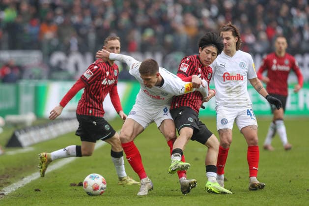 08 02 2026, xtgx, Soccer 2 Bundesliga, Hannover 96 Holstein Kiel emspor, v l Marko Ivezic Kiel, 6 , Daisuke Yokota Hannover, 18 duel, duel, fight, tackle DFL DFB REGULATIONS PROHIBIT ANY USE OF PHOTOGRAPHS as IMAGE SEQUENCES and or QUASI VIDEO Hannover