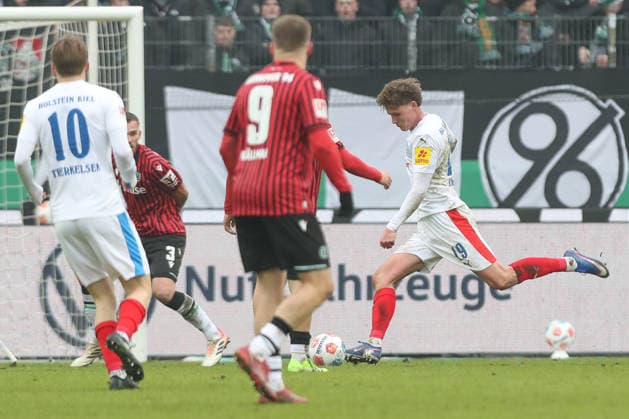 08 02 2026, xtgx, Fußball 2 Bundesliga, Hannover 96 Holstein Kiel emspor, v l Phil Harres Kiel, 19 schiesst Tor, schießt, Torschuetze, erzielt Tor, Treffer, scores the goal 2 1 DFL DFB REGULATIONS PROHIBIT ANY USE OF PHOTOGRAPHS as IMAGE SEQUENCES and or QUASI VIDEO Hannover