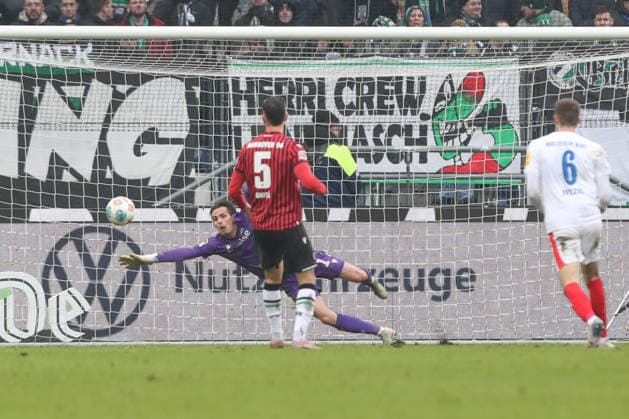 08 02 2026, xtgx, Fußball 2 Bundesliga, Hannover 96 Holstein Kiel emspor, v l Phil Harres Kiel, 19 schiesst Tor, schießt, Torschuetze, erzielt Tor, Treffer, scores the goal 2 1 DFL DFB REGULATIONS PROHIBIT ANY USE OF PHOTOGRAPHS as IMAGE SEQUENCES and or QUASI VIDEO Hannover