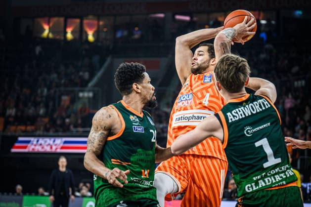 Neu Ulm, Germany, 08 02 26 Urald King VET CONCEPT Gladiators Trier , Christopher Ledlum ratiopharm ulm and Steven Ashworth VET CONCEPT Gladiators Trier in a duel during the Basketball Bundesliga match between ratiopharm ulm vs VET CONCEPT Gladiators Trier at ratiopharm Arena on February 08, 2026 in Neu Ulm, Germany Photo by Harry Langer DeFodi Images ratiopharm Arena, Germany, 08 02 26 Urald King VET CONCEPT Gladiators Trier , Christopher Ledlum ratiopharm ulm and Steven Ashworth VET CONCEPT Gladiators Trier battle for the ball during the Basketball Bundesliga match between ratiopharm ulm vs VET CONCEPT Gladiators Trier at Neu Ulm on February 8, 2026 in ratiopharm Arena, Germany Photo by Harry Langer DeFodi Images Photo by Harry Langer DeFodi Images