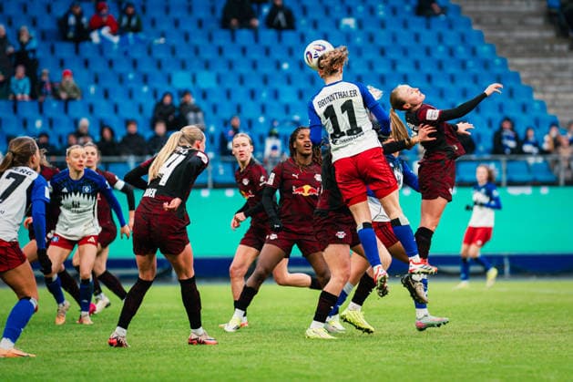 Google Pixel Frauen Bundesliga Hamburger SV vs RB Leipzig, 08 02 2026 Melanie Brunnthaler Hamburger SV, 11 köpft den Ball Fußball, Google Pixel Frauen Bundesliga, 17 Spieltag Hamburger SV vs RB Leipzig am 08 02 2026 im Volksparkstadion, Hamburg DFB REGULATIONS PROHIBIT ANY USE OF PHOTOGRAPHS AS IMAGE SEQUENCES AND OR QUASI VIDEO Copyright: xBEAUTIFULxSPORTS Tonhäuserx