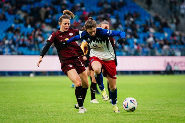 Google Pixel Womens Bundesliga Hamburger SV vs RB Leipzig, 08 02 2026 Lotta Wrede Hamburger SV, 32 vs Sandra Starke RasenBallsport Leipzig, 13 Soccer, Google Pixel Womens Bundesliga, 17 Matchday Hamburger SV vs RB Leipzig on 08 02 2026 at Volksparkstadion, Hamburg DFB REGULATIONS PROHIBIT ANY USE OF PHOTOGRAPHS AS IMAGE SEQUENCES AND OR QUASI VIDEO Copyright: xBEAUTIFULxSPORTS Tonhäuserx