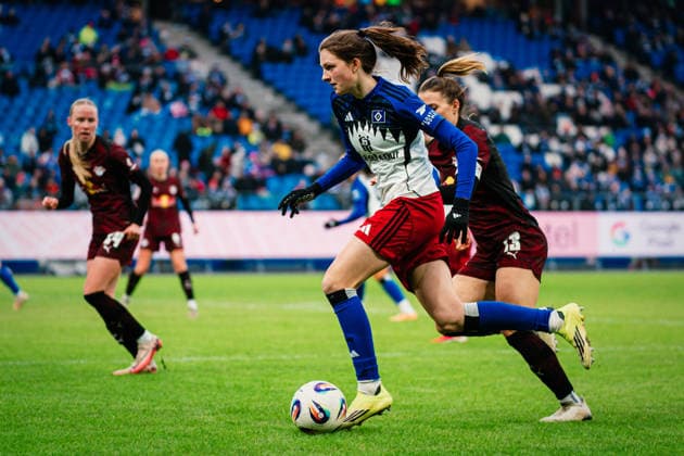 Google Pixel Womens Bundesliga Hamburger SV vs RB Leipzig, 08 02 2026 Lotta Wrede Hamburger SV, 32 vs Sandra Starke RasenBallsport Leipzig, 13 Soccer, Google Pixel Womens Bundesliga, 17 Matchday Hamburger SV vs RB Leipzig on 08 02 2026 at Volksparkstadion, Hamburg DFB REGULATIONS PROHIBIT ANY USE OF PHOTOGRAPHS AS IMAGE SEQUENCES AND OR QUASI VIDEO Copyright: xBEAUTIFULxSPORTS Tonhäuserx
