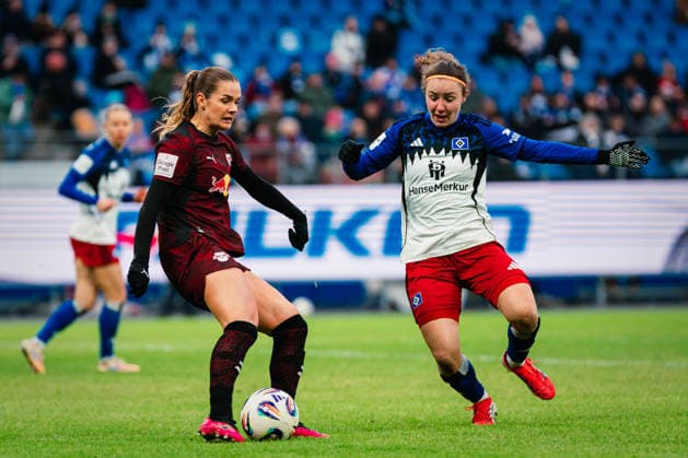 Google Pixel Frauen Bundesliga Hamburger SV vs RB Leipzig, 08 02 2026 Andrea Norheim RasenBallsport Leipzig, 3 clears in front of Melanie Brunnthaler Hamburger SV, 11 Soccer, Google Pixel Frauen Bundesliga, 17 Matchday Hamburger SV vs RB Leipzig on 08 02 2026 at Volksparkstadion, Hamburg DFB REGULATIONS PROHIBIT ANY USE OF PHOTOGRAPHS AS IMAGE SEQUENCES AND OR QUASI VIDEO Copyright: xBEAUTIFULxSPORTS Tonhäuserx