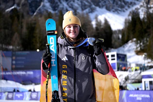 AICHER Emma Team GER Deutschland 2.Platz mit Silbermedaille bei der Siegerehrung bei der Ski Alpine Abfahrt der Frauen in Cortina Olympics - Olympische Winterspiele 2026 Mailand - Cortina 06 - 22 Februar 2026 in Italien am 08.02.2026 in Cortina *** AICHER Emma Team GER Germany 2nd place with silver medal at the award ceremony at the Womens Alpine Skiing Downhill in Cortina Olympics Olympic Winter Games 2026 Milan Cortina 06 22 February 2026 in Italy on 08 02 2026 in Cortina Copyright: xx