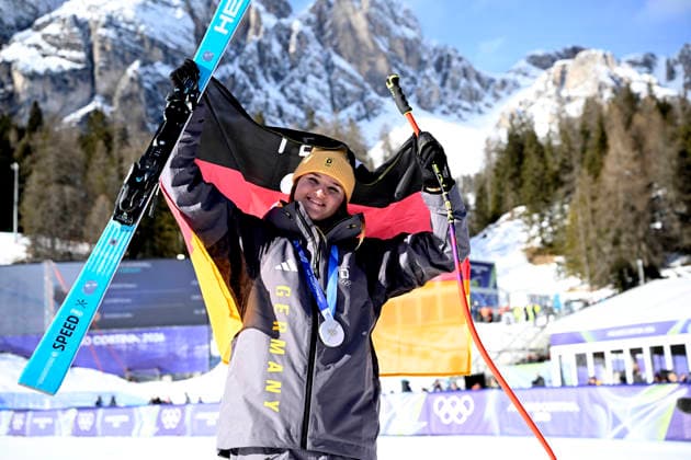 AICHER Emma Team GER Deutschland 2.Platz mit Silbermedaille bei der Siegerehrung bei der Ski Alpine Abfahrt der Frauen in Cortina Olympics - Olympische Winterspiele 2026 Mailand - Cortina 06 - 22 Februar 2026 in Italien am 08.02.2026 in Cortina *** AICHER Emma Team GER Germany 2nd place with silver medal at the award ceremony at the Womens Alpine Skiing Downhill in Cortina Olympics Olympic Winter Games 2026 Milan Cortina 06 22 February 2026 in Italy on 08 02 2026 in Cortina Copyright: xx