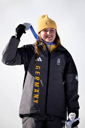 AICHER Emma Team GER Deutschland 2.Platz mit Silbermedaille bei der Siegerehrung bei der Ski Alpine Abfahrt der Frauen in Cortina Olympics - Olympische Winterspiele 2026 Mailand - Cortina 06 - 22 Februar 2026 in Italien am 08.02.2026 in Cortina *** AICHER Emma Team GER Germany 2nd place with silver medal at the award ceremony at the Womens Alpine Skiing Downhill in Cortina Olympics Olympic Winter Games 2026 Milan Cortina 06 22 February 2026 in Italy on 08 02 2026 in Cortina Copyright: xx