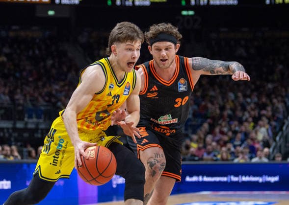 Basketball, Men, Season 2025 2026, easyCredit BBL 19 Matchday , Alba Berlin RASTA Vechta, v l Bennet Hundt Alba , Booker Coplin Vechta , 08 02 2026, Copyright: xSebastianxRäppold MatthiasxKochx