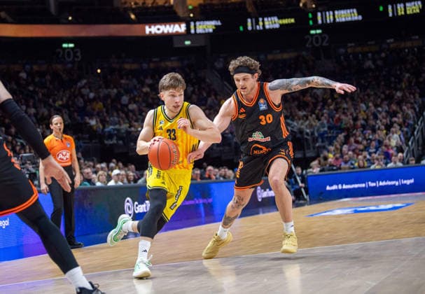 Basketball, Men, Season 2025 2026, easyCredit BBL 19 Matchday , Alba Berlin RASTA Vechta, v l Bennet Hundt Alba , Booker Coplin Vechta , 08 02 2026, Copyright: xSebastianxRäppold MatthiasxKochx