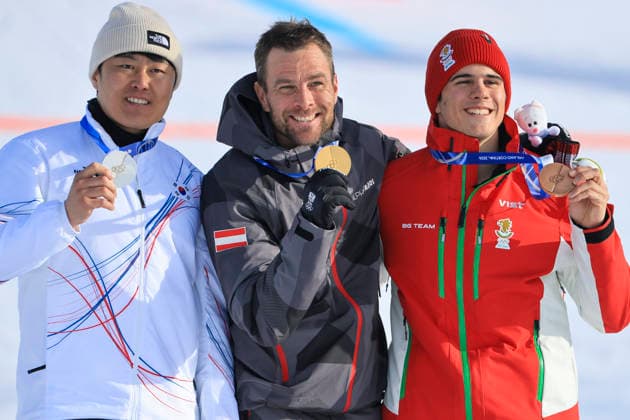 OLYMPICS - Winter Olympic Games, Olympische Spiele, Olympia, OS Milano Cortina 2026 LIVIGNO,ITALY,08.FEB.26 - OLYMPICS, SNOWBOARD - Winter Olympic Games Milano Cortina 2026, Parallel Giant Slalom, final, women, men. Image shows the rejoicing of Sangkyum Kim (KOR), Benjamin Karl (AUT) and Tervel Zamfirov (BUL). keywords: medal, award ceremony.  GEPAxpictures xWolfgangxGrebien