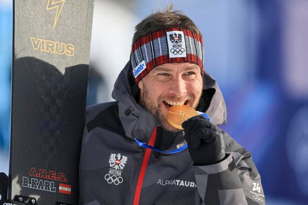 OLYMPICS - Winter Olympic Games, Olympische Spiele, Olympia, OS Milano Cortina 2026 LIVIGNO,ITALY,08.FEB.26 - OLYMPICS, SNOWBOARD - Winter Olympic Games Milano Cortina 2026, Parallel Giant Slalom, final, women, men. Image shows the rejoicing of Benjamin Karl (AUT). keywords: medal, award ceremony.  GEPAxpictures xWolfgangxGrebien