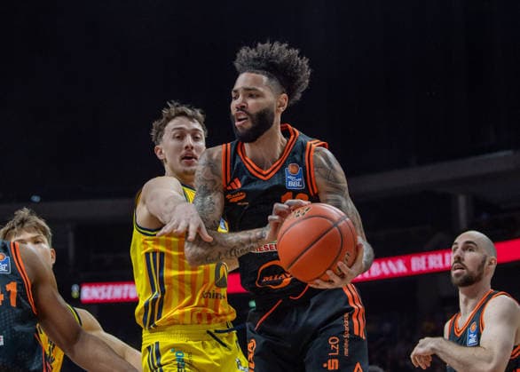 Basketball, Men, Season 2025 2026, easyCredit BBL 19 Matchday , Alba Berlin RASTA Vechta, v l Alex O Connell Alba , Tevin Brown Vechta , 08 02 2026, Copyright: xSebastianxRäppold MatthiasxKochx