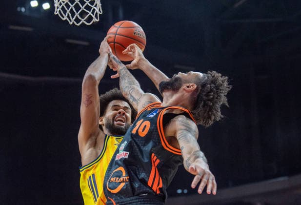 Basketball, Men, Season 2025 2026, easyCredit BBL 19 Matchday , Alba Berlin RASTA Vechta, v l Norris Agbakoko Alba , Tevin Brown Vechta , 08 02 2026, Copyright: xSebastianxRäppold MatthiasxKochx