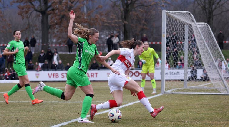 0802 2026, Germany, Stuttgart, Soccer 2 Bundesliga, VfB Stuttgart vs Borussia Mönchengladbach, f l Sam Drissen Gladbach , Newcomer Reena Wichmann VfB