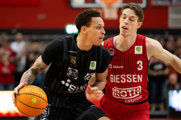 Isaiah Jevon Sanders Tigers Tuebingen, 10 m duel with Aiden Warnholtz GIESSEN 46ers, 03 , GER, Gießen 46ers vs Tigers Tuebingen, Basketball, Men, Pro A, 2 Barmer Basketball Bundesliga, 08 02 2026 GER, Gießen 46ers vs Tigers Tuebingen, Basketball, Men, Pro A, 2 Barmer Basketball Bundesliga Gießen Copyright: xEibner-Pressefoto FlorianxWiegandx EP_FWD