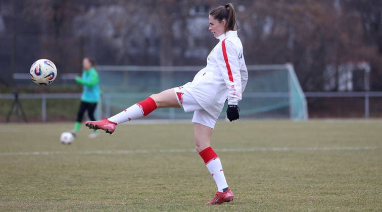 0802 2026, Germany, Stuttgart, Soccer 2 Bundesliga, VfB Stuttgart vs Borussia Mönchengladbach, New signing Reena Wichmann VfB warms up