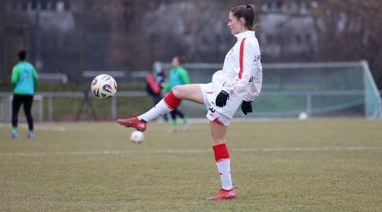 0802 2026, Germany, Stuttgart, Soccer 2 Bundesliga, VfB Stuttgart vs Borussia Mönchengladbach, , New signing Reena Wichmann VfB warms up