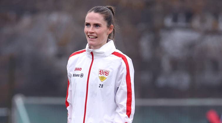 0802 2026, Germany, Stuttgart, Soccer 2 Bundesliga, VfB Stuttgart vs Borussia Mönchengladbach, New signing Reena Wichmann VfB warms up