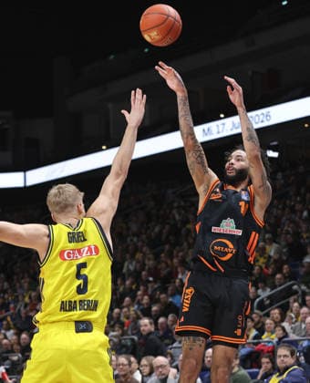 Sam Griesel, Tevin Brown duel Match scene Action Sport Basketball BBL Bundesliga Men 19 Matchday Season 2025 2026 08 02 2026 ALBA Berlin vs SC Rasta Vechta