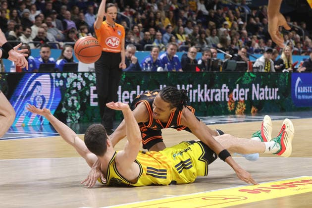 Jonas Mattisseck, Alonzo Verge on the ball duel Game scene Action Sport Basketball BBL Bundesliga Men 19 Matchday Season 2025 2026 08 02 2026 ALBA Berlin vs SC Rasta Vechta