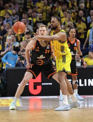 Lars Thiemann, J Wan Roberts on the ball duel Game scene Action Sport Basketball BBL Bundesliga Men 19 Matchday Season 2025 2026 08 02 2026 ALBA Berlin vs SC Rasta Vechta
