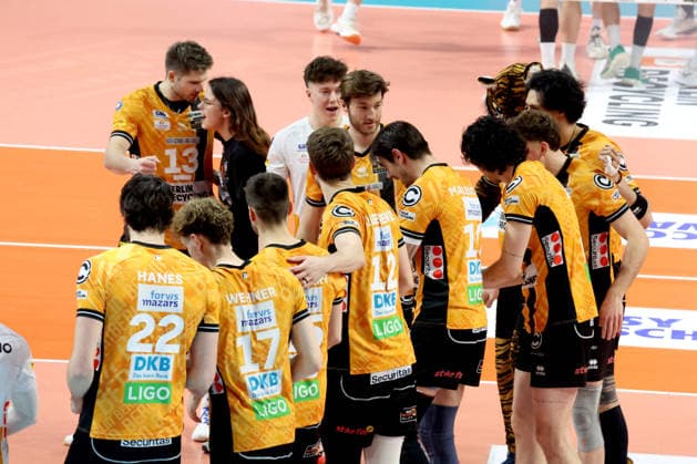 DEU, DVV, 1 VBL, BR Volleys vs Baden Volleys, 08 02 2026, Max Schmeling Halle, Berlin, DEU, DVV, 1 VBL, BR Volleys vs Baden Volleys, in the picture BR Volleys players circle nordphotoxGmbHx xEngler nph00076