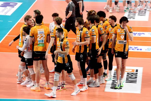 DEU, DVV, 1 VBL, BR Volleys vs Baden Volleys, 08 02 2026, Max Schmeling Halle, Berlin, DEU, DVV, 1 VBL, BR Volleys vs Baden Volleys, in the picture BR Volleys players circle nordphotoxGmbHx xEngler nph00076