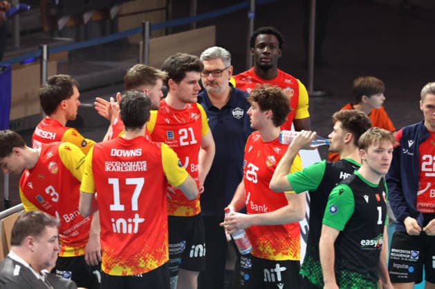 DEU, DVV, 1 VBL, BR Volleys vs Baden Volleys, 08 02 2026, Max Schmeling Halle, Berlin, DEU, DVV, 1 VBL, BR Volleys vs Baden Volleys, in the picture BADEN VOLLEYS players circle, coach Guido Goertzen BADEN VOLLEYS nordphotoxGmbHx xEngler nph00076