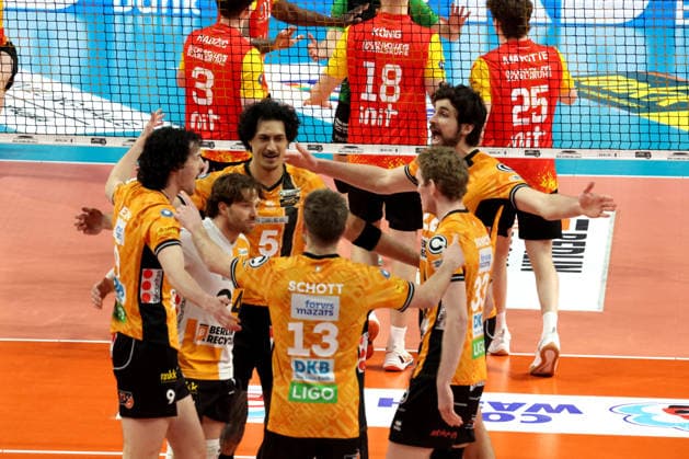 DEU, DVV, 1 VBL, BR Volleys vs Baden Volleys, 08 02 2026, Max Schmeling Halle, Berlin, DEU, DVV, 1 VBL, BR Volleys vs Baden Volleys, in the picture BR Volleys players circle nordphotoxGmbHx xEngler nph00076