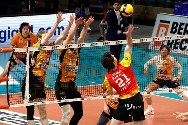 DEU, DVV, 1 VBL, BR Volleys vs Baden Volleys, 08 02 2026, Max Schmeling Halle, Berlin, DEU, DVV, 1 VBL, BR Volleys vs Baden Volleys, in the picture Fedor Ivanov BR Volleys 33 , Florian Krage Brewitz BR Volleys 12 , Nimo Benne BADEN VOLLEYS 21 nordphotoxGmbHx xEngler nph00076