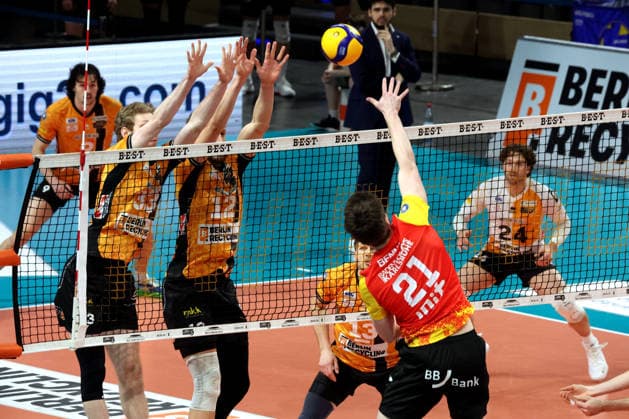 DEU, DVV, 1 VBL, BR Volleys vs Baden Volleys, 08 02 2026, Max Schmeling Halle, Berlin, DEU, DVV, 1 VBL, BR Volleys vs Baden Volleys, in the picture Fedor Ivanov BR Volleys 33 , Florian Krage Brewitz BR Volleys 12 , Nimo Benne BADEN VOLLEYS 21 nordphotoxGmbHx xEngler nph00076