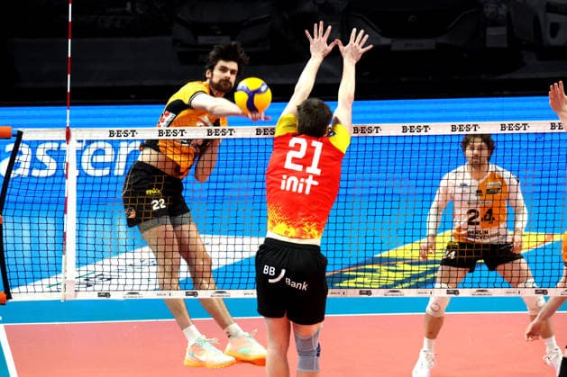 DEU, DVV, 1 VBL, BR Volleys vs Baden Volleys, 08 02 2026, Max Schmeling Halle, Berlin, DEU, DVV, 1 VBL, BR Volleys vs Baden Volleys, in the picture Jake Hanes BR Volleys 22 , Nimo Benne BADEN VOLLEYS 21 nordphotoxGmbHx xEngler nph00076