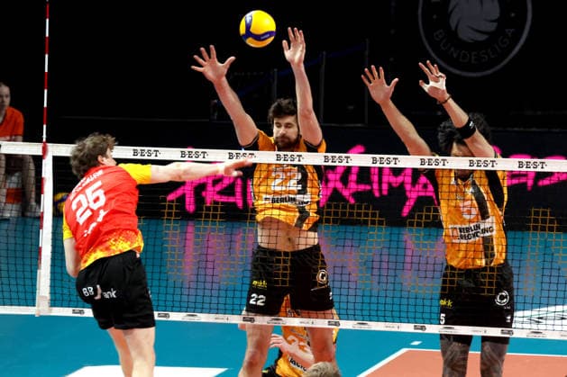 DEU, DVV, 1 VBL, BR Volleys vs Baden Volleys, 08 02 2026, Max Schmeling Halle, Berlin, DEU, DVV, 1 VBL, BR Volleys vs Baden Volleys, in the picture Jake Hanes BR Volleys 22 , Nehemiah Mote BR Volleys 5 , Corey Mayotte BADEN VOLLEYS 25 nordphotoxGmbHx xEngler nph00076