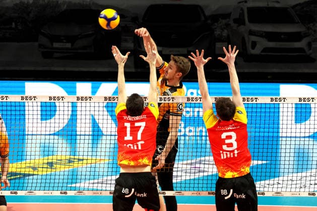 DEU, DVV, 1 VBL, BR Volleys vs Baden Volleys, 08 02 2026, Max Schmeling Halle, Berlin, DEU, DVV, 1 VBL, BR Volleys vs Baden Volleys, in the picture Florian Krage Brewitz BR Volleys 12 , Jonathan Downs BADEN VOLLEYS 17 , Denir Hadzic BADEN VOLLEYS 3 nordphotoxGmbHx xEngler nph00076