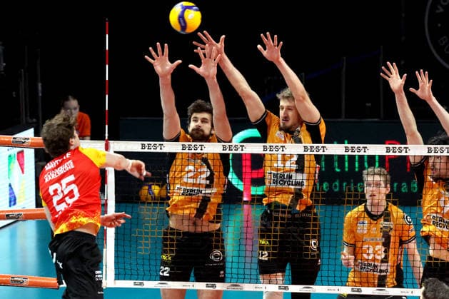 DEU, DVV, 1 VBL, BR Volleys vs Baden Volleys, 08 02 2026, Max Schmeling Halle, Berlin, DEU, DVV, 1 VBL, BR Volleys vs Baden Volleys, in the picture Jake Hanes BR Volleys 22 , Florian Krage Brewitz BR Volleys 12 , Corey Mayotte BADEN VOLLEYS 25 nordphotoxGmbHx xEngler nph00076
