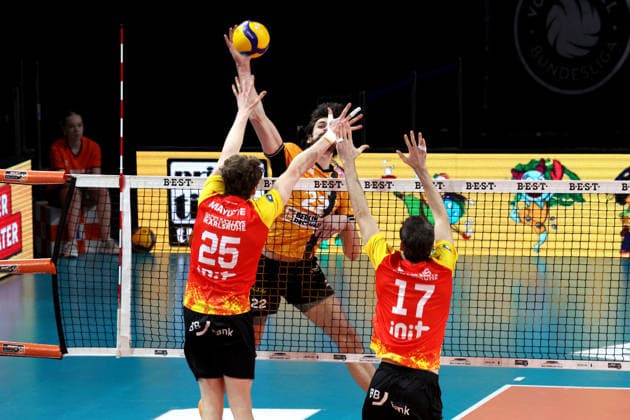 DEU, DVV, 1 VBL, BR Volleys vs Baden Volleys, 08 02 2026, Max Schmeling Halle, Berlin, DEU, DVV, 1 VBL, BR Volleys vs Baden Volleys, in the picture Jake Hanes BR Volleys 22 , Corey Mayotte BADEN VOLLEYS 25 , Jonathan Downs BADEN VOLLEYS 17 nordphotoxGmbHx xEngler nph00076