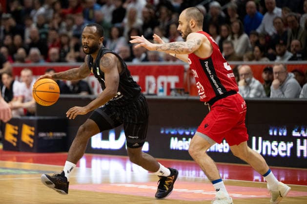 Jordan Nathaniel Johnson Tigers Tuebingen, 11 in duel with Simon Krajcovic GIESSEN 46ers, 55 , GER, Gießen 46ers vs Tigers Tuebingen, Basketball, Men, Pro A, 2 Barmer Basketball Bundesliga, 08 02 2026 GER, Gießen 46ers vs Tigers Tuebingen, Basketball, Men, Pro A, 2 Barmer Basketball Bundesliga Gießen Copyright: xEibner-Pressefoto FlorianxWiegandx EP_FWD