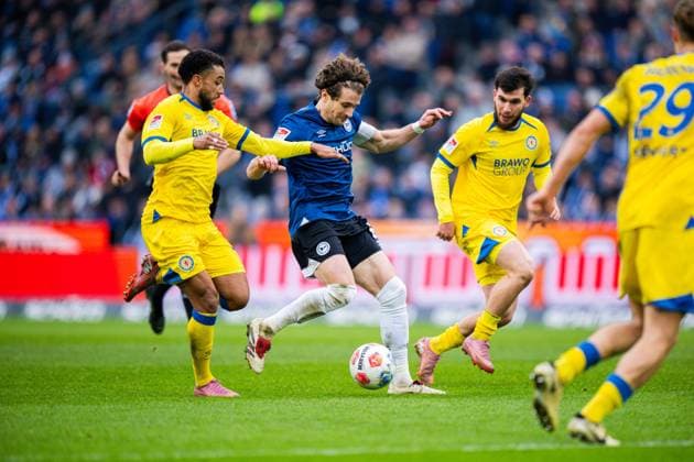 08 02 2026 Soccer, 2025 2026, 2 Bundesliga, 21 Matchday, DSC Arminia Bielefeld Eintracht Braunschweig L R Leon Bell Bell Braunschweig , Mael Corboz Bielefeld , Mehmet Aydin Braunschweig DFL REGULATIONS PROHIBIT ANY USE OF PHOTOGRAPHS AS IMAGE SEQUENCES AND OR QUASI VIDEO