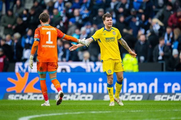 08 02 2026 Soccer, 2025 2026, 2 Bundesliga, 21 Matchday, DSC Arminia Bielefeld Eintracht Braunschweig L R Ron Thorben Hoffmann Braunschweig , Kevin Ehlers Braunschweig DFL REGULATIONS PROHIBIT ANY USE OF PHOTOGRAPHS AS IMAGE SEQUENCES AND OR QUASI VIDEO