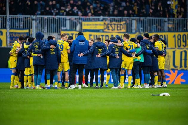08 02 2026 Soccer, 2025 2026, 2 Bundesliga, 21 Matchday, DSC Arminia Bielefeld Eintracht Braunschweig Team Braunschweig after the match, M Lukas Frenkert Braunschweig , Heiner Backhaus Coach Braunschweig DFL REGULATIONS PROHIBIT ANY USE OF PHOTOGRAPHS AS IMAGE SEQUENCES AND OR QUASI VIDEO