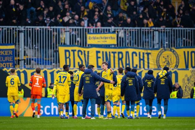 08 02 2026 Soccer, 2025 2026, 2 Bundesliga, 21 Matchday, DSC Arminia Bielefeld Eintracht Braunschweig Team Braunschweig after the match, M Lukas Frenkert Braunschweig DFL REGULATIONS PROHIBIT ANY USE OF PHOTOGRAPHS AS IMAGE SEQUENCES AND OR QUASI VIDEO