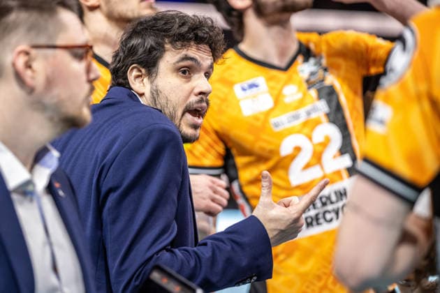 08 02 26, Berlin, Volleyball, Matchday 21, Berlin Recycling Volleys BADEN VOLLEYS SSC Karlsruhe Coach Alexandre Leal BR Volleys discusses with his team Berlin Recycling Volleys BADEN VOLLEYS SSC Karlsruhe