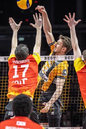 08 02 26, Berlin, Volleyball, Matchday 21, Berlin Recycling Volleys BADEN VOLLEYS SSC Karlsruhe Florian Krage BR Volleys plays the ball over the net Berlin Recycling Volleys BADEN VOLLEYS SSC Karlsruhe
